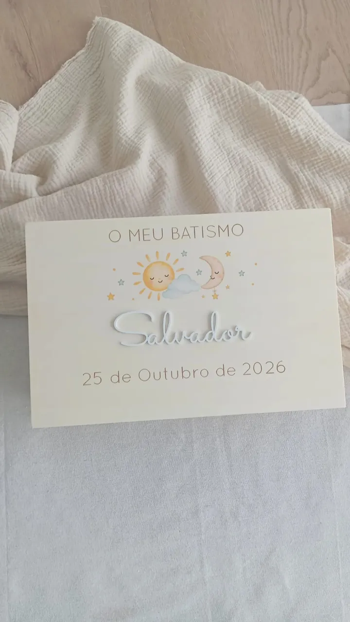 Tampa da caixa de batismo do Salvador, com sol, lua e estrelas