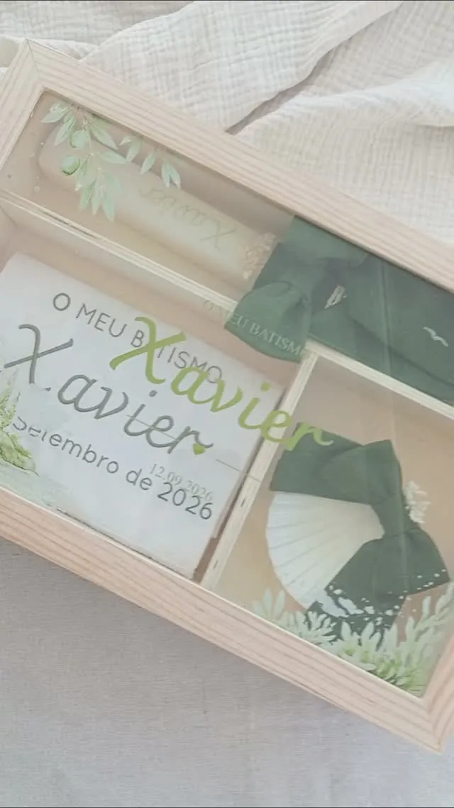 Caixa de batismo com tampa de vidro, inspirada no convite do Xavier