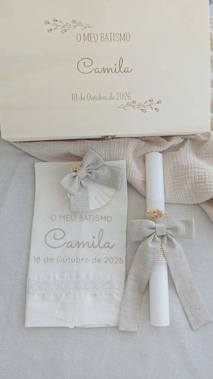 Conjunto de batismo da Camila em linho bege: caixa de madeira, toalha bordada, vela e concha