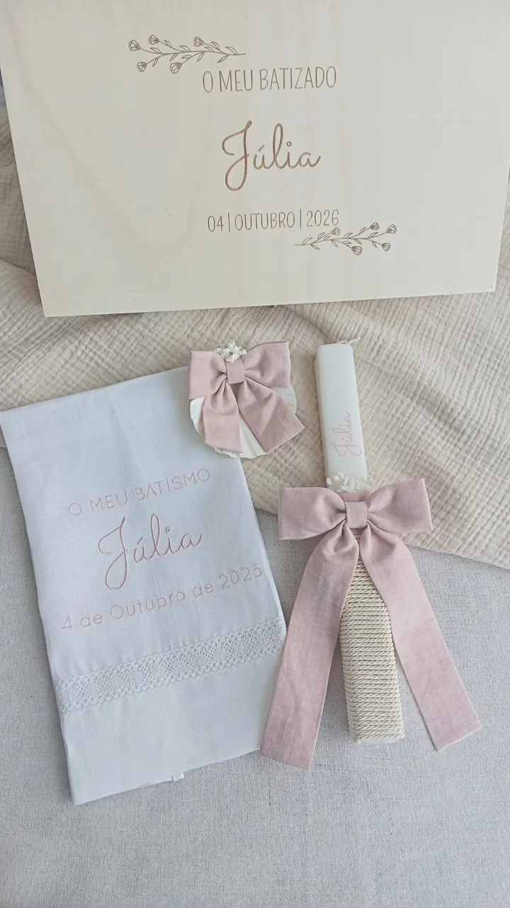 Conjunto de batismo da Júlia em rosa: caixa de madeira com ramos, toalha bordada e vela