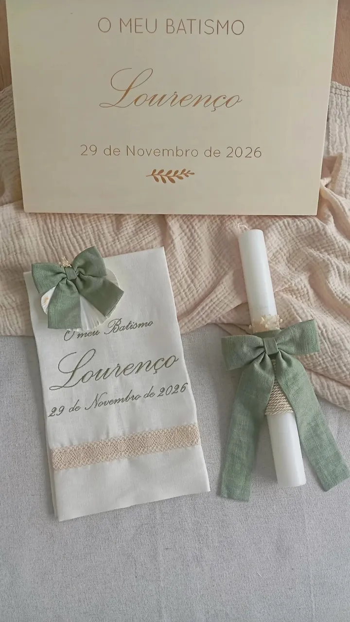 Conjunto de batismo do Lourenço em verde sálvia, com caixa de madeira gravada