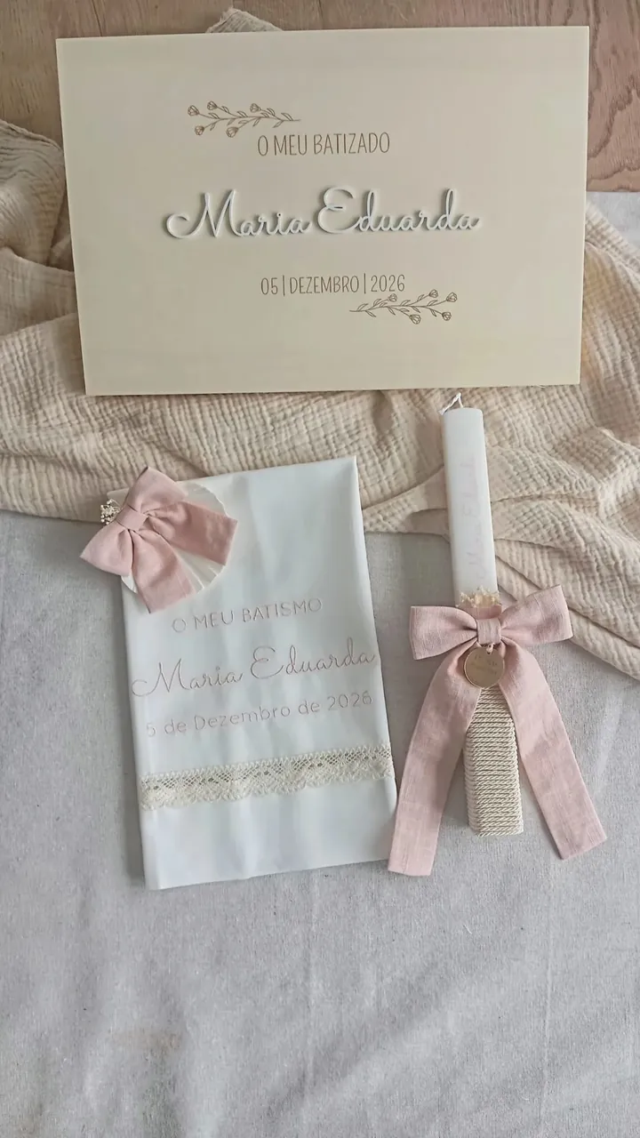 Conjunto de batismo da Maria Eduarda em rosa, com caixa de madeira «O meu batizado»