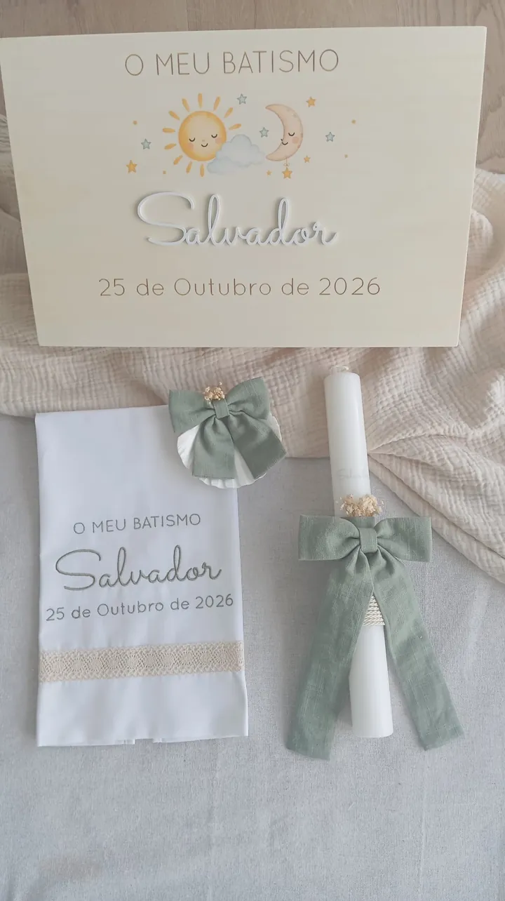 Conjunto de batismo verde sálvia do Salvador: caixa com sol e lua, toalha bordada, vela e concha