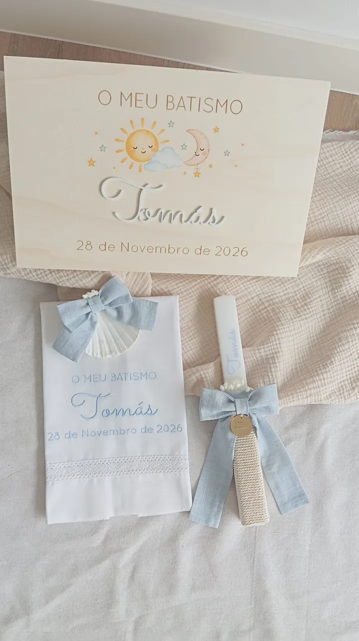 Conjunto de batismo azul do Tomás: caixa de madeira com sol e lua, toalha bordada, vela com laço de linho e concha