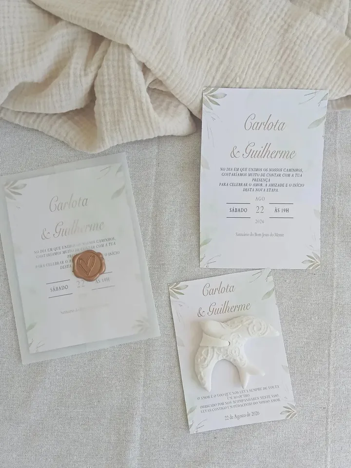 Convites de batismo com selo de lacre castanho e uma pomba em gesso