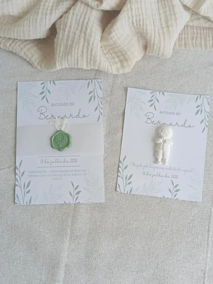 Convite de batismo com selo de lacre verde e um anjo em gesso