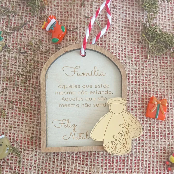 Decoração de Natal em madeira com a frase «Família»