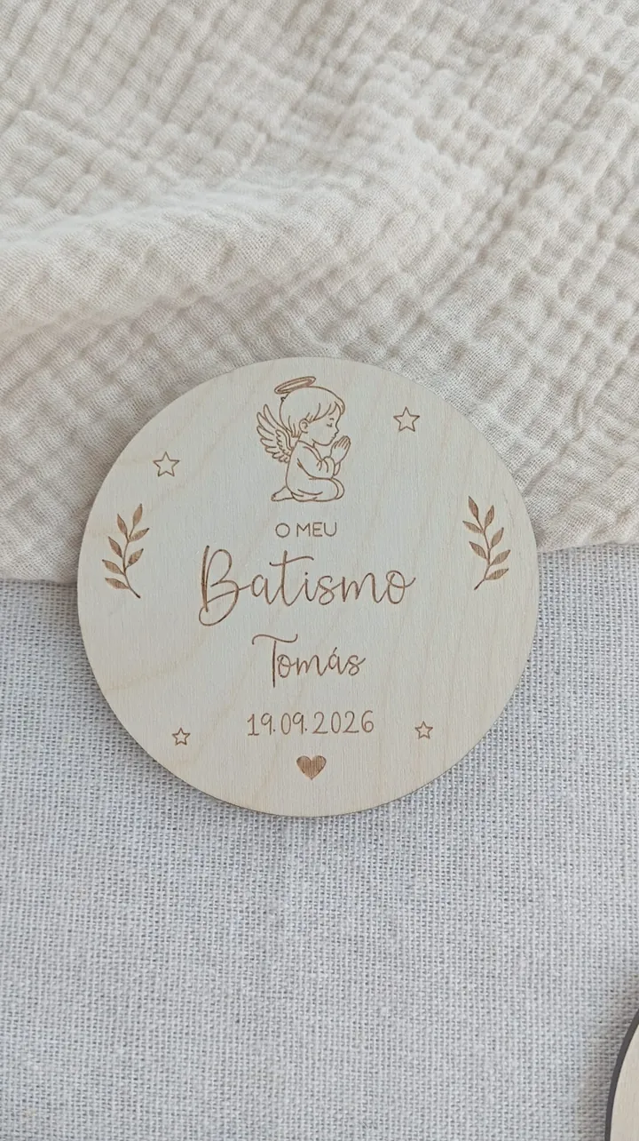 Lembrança de batismo em madeira gravada com um anjo, o nome Tomás e a data