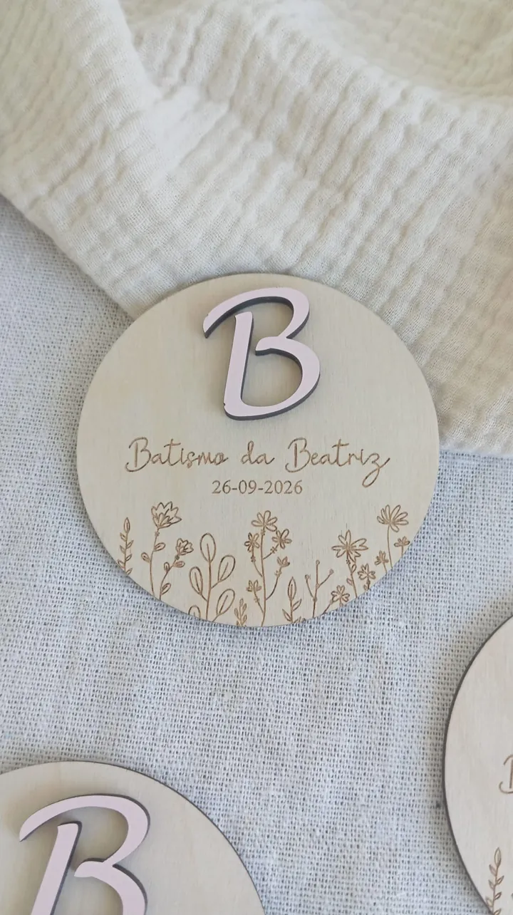 Lembrança em madeira com a letra B em acrílico lilás e flores gravadas, para o batismo da Beatriz