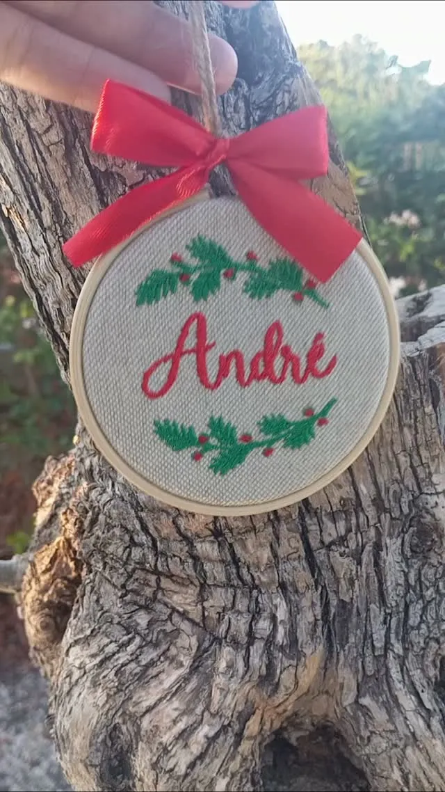 Enfeite de Natal em linho, bordado com o nome André e aro de madeira