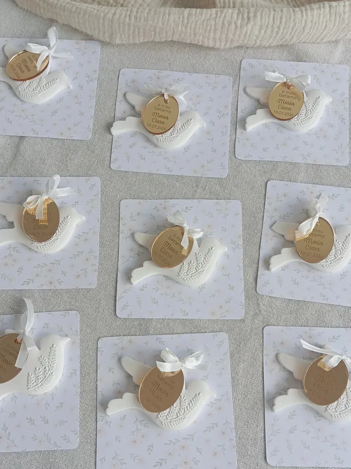 Lembranças em gesso perfumado: anjos em cartões com o nome