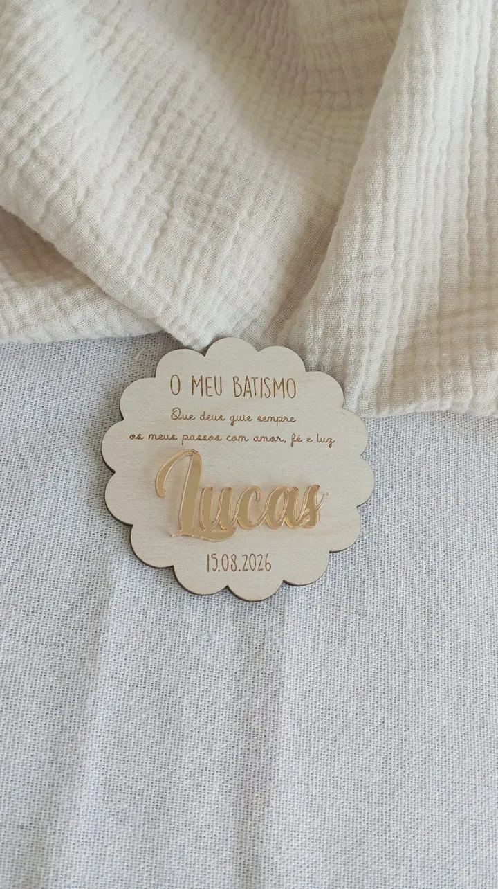 Íman de madeira recortado, com o nome Lucas em acrílico dourado espelhado