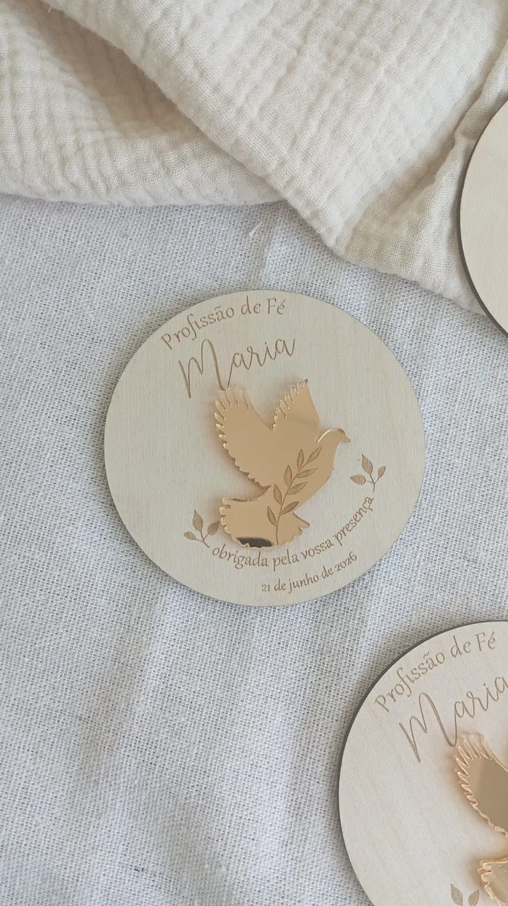 Íman de madeira com uma pomba em acrílico dourado, para a profissão de fé da Maria