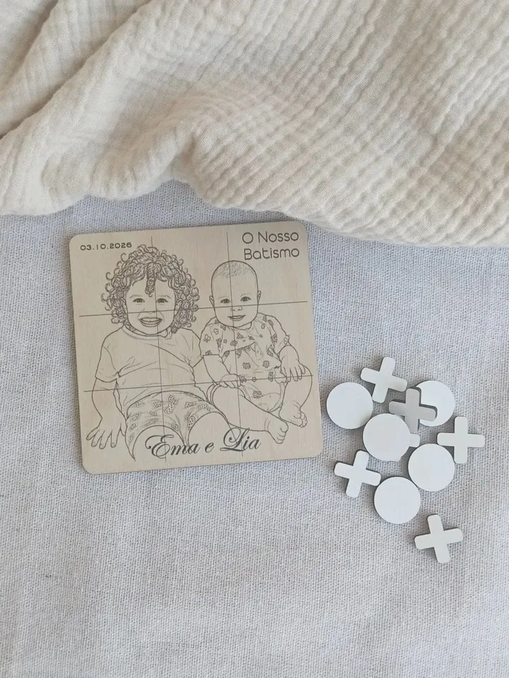 Jogo do galo em madeira com uma ilustração gravada e peças em acrílico branco