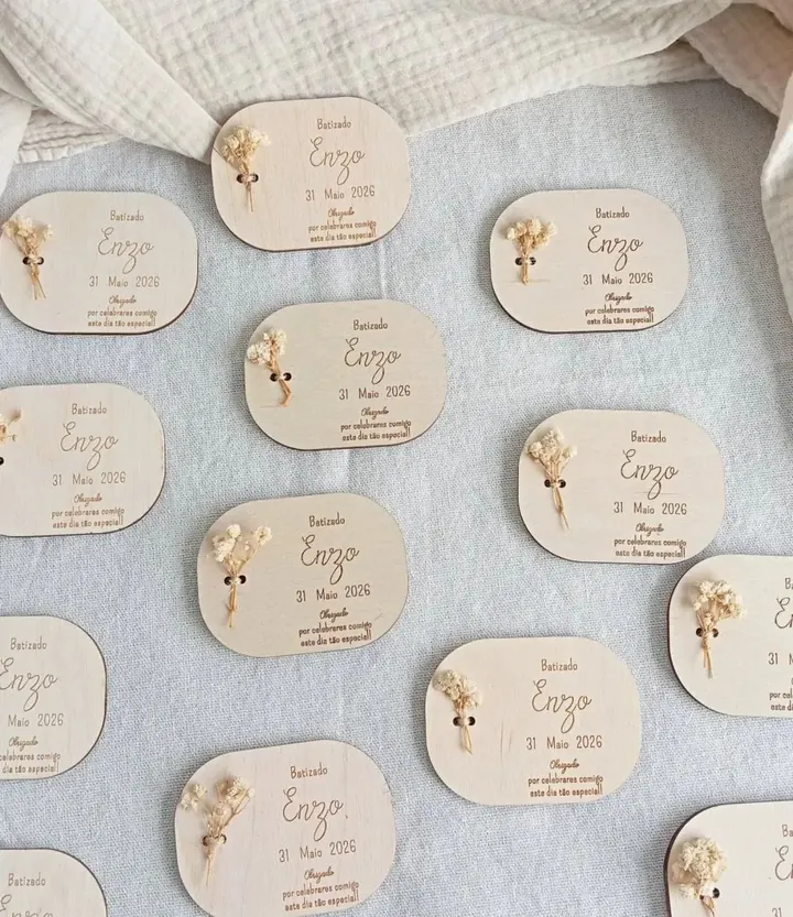 Lembranças em madeira gravada com o nome e um anjo em acrílico dourado