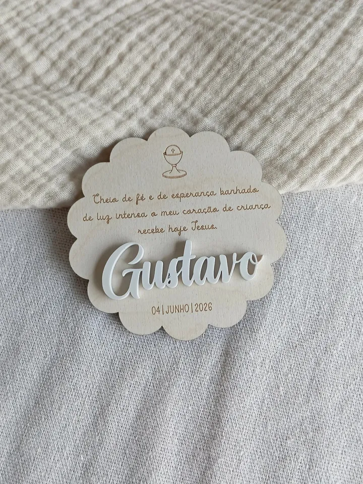 Lembrança da Primeira Comunhão em madeira com o nome Gustavo em acrílico branco