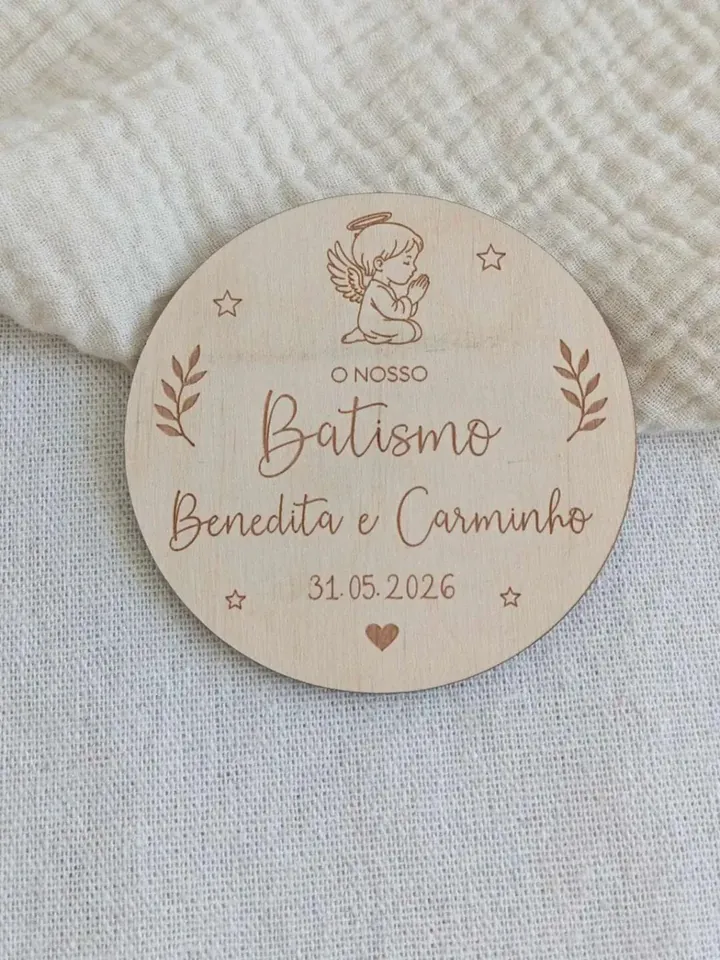Lembrança redonda em madeira gravada, «O nosso batismo», com um anjo e dois nomes