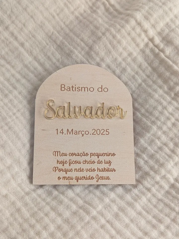 Lembrança de batismo em madeira, com o nome Salvador em acrílico dourado e uma oração