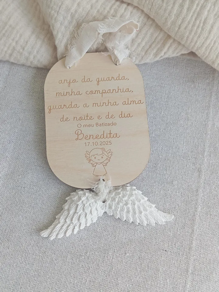 Placa de madeira com a oração do Anjo da Guarda gravada e asas em gesso