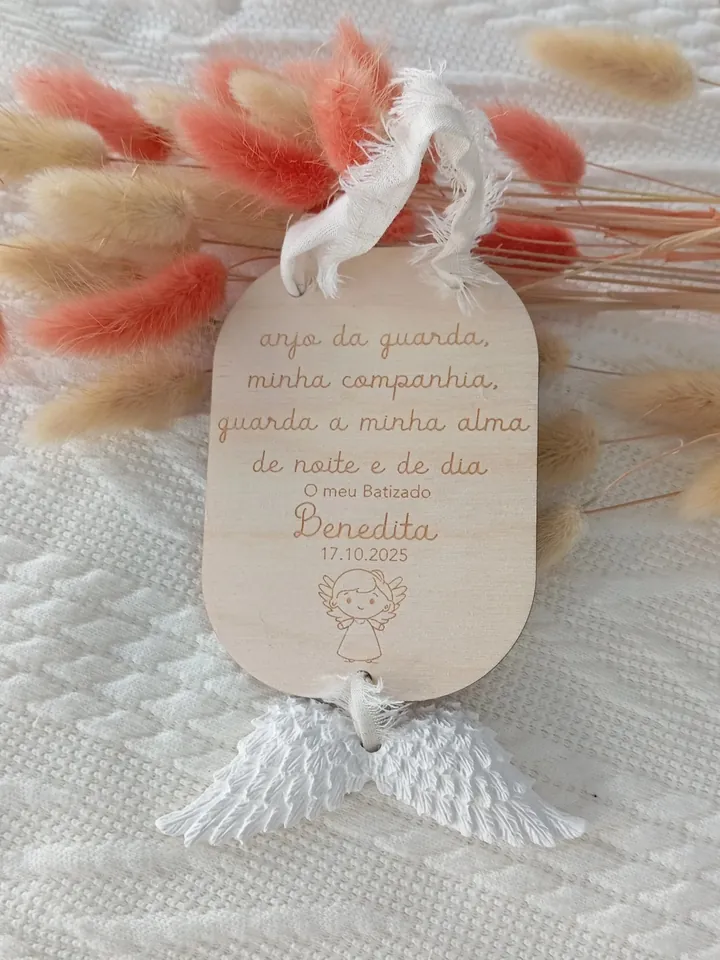 Lembrança em madeira com a oração do Anjo da Guarda e asas em gesso perfumado