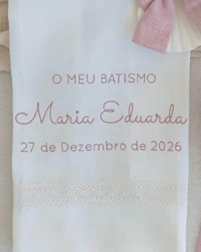 Toalha de batismo bordada em rosa com «O meu batismo», o nome Maria Eduarda e a data